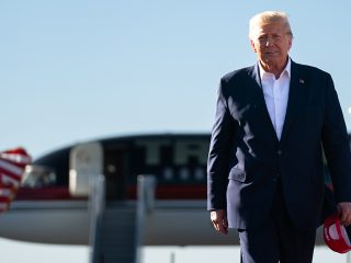 Demi Kalahkan Harris, Trump Targetkan Pemilih Apatis