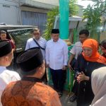 Khofifah Indar Parawansa tampak menghadiri pemakaman putra sulung dari Sekjen DPP Partai Golkar, M.Sarmuji, yang dimakamkan di Surabaya pada Senin (30/9).