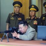 Kim Jong Un, Presiden Korut, saat melakukan uji coba senjata pasukan Korea Utara. Sumber foto : Sputnik Globe