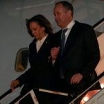 Calon presiden dari Partai Demokrat, Wakil Presiden Kamala Harris, tiba di Bandara LaGuardia bersama suaminya, Douglas Emhoff, setelah debat. Sumber foto : The Sydney Morning Herald