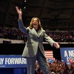Calon presiden dari Partai Demokrat dan Wakil Presiden Amerika Serikat Kamala Harris bereaksi selama acara kampanye di Madison, Wisconsin, AS, 20 September 2024. Sumber foto : REUTERS/Jim Vondruska.