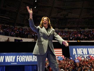 Trump Menuntut CBS atas Wawancara 'Menyesatkan' dengan Kamala Harris