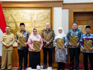 Pj Sekdaprov Serahkan SPT kepada Lima Plt. Bupati di Jawa Timur