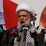 Wakil pemimpin Hezbollah Lebanon, Sheikh Naim Qassem, berbicara dalam sebuah aksi unjuk rasa mendukung Palestina di Gaza, di tengah konflik yang berlangsung antara Israel dan kelompok Islamis Palestina Hamas, di Beirut, Lebanon pada 13 Oktober 2023. Sumber foto : REUTERS/Zohra Bensemra