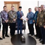 Jokowi saat menerima daftar nama Capim KPK dan Dewas yang diserahkan oleh Tim Pansel. Sumber foto : Biro Pers Sekretariat Presiden.