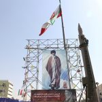 Sebuah sistem rudal Iran dipamerkan di samping spanduk dengan gambar Pemimpin Tertinggi Iran, Ayatollah Ali Khamenei, dan mendiang pemimpin Hezbollah Lebanon, Hassan Nasrallah, di sebuah jalan di Teheran, Iran, pada 2 Oktober 2024. Majid Asgaripour/WANA (West Asia News Agency) via REUTERS.