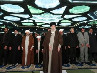 Khamenei Tidak Membahas Serangan Rudal ke Israel dalam Khotbahnya