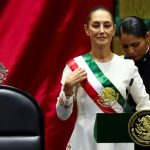 Presiden baru Meksiko, Claudia Sheinbaum, dibantu saat mengenakan selempang dalam upacara pelantikannya di Kongres, Mexico City, Meksiko, 1 Oktober 2024 (Sumber foto : Raquel Cunha/Reuters)