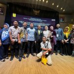 Bahlil Lahadalia (tengah) berpose bersama koleganya seusai mempertahankan disertasinya pada sidang promosi doktor yang berlangsung di Makara Art Center UI, Depok pada Rabu (16/10/2024).