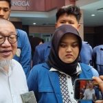 Dekan Fisip Unair Prof Bagong Suyanto dan Ketua Bem Tuffahati Ullayyah Bachtiar didampingi beberapa jajaran pengurus BEM Fisip Unair.