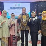 Sylviana Murni (Ketiga dari Kanan) saat berpose bersama koleganya seusai pelantikan menjadi Rektor STIAMI Jakarta