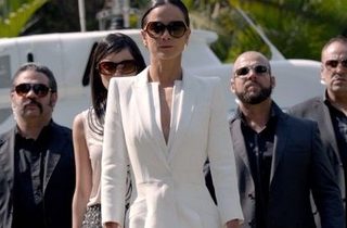 Teresa Mendoza (Putih) yang diperankan Alice Braga dalam salah satu adegan pada Film Queen of The South