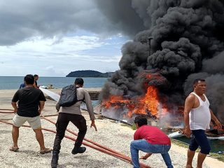 Speedboat Cagub Terbakar