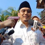 Suswono di hadapan mass media.