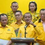 Ketua Umum (Ketum) Partai Golkar Bahlil Lahadalia didampingi jajaran pimpinan, secara resmi mengumumkan susunan lengkap kepengurusan Dewan Pimpinan Pusat (DPP) Partai Golkar periode 2024-2029 yang terdiri dari 150 lebih anggota, di kantor DPP Partai Golkar, Jakarta, Kamis (7/11). Sumber foto : Instagram Golkar Indonesia