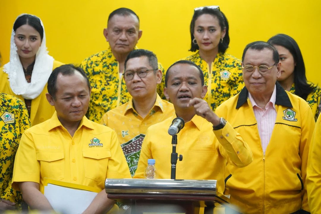 Ketua Umum (Ketum) Partai Golkar Bahlil Lahadalia didampingi jajaran pimpinan, secara resmi mengumumkan susunan lengkap kepengurusan Dewan Pimpinan Pusat (DPP) Partai Golkar periode 2024-2029 yang terdiri dari 150 lebih anggota, di kantor DPP Partai Golkar, Jakarta, Kamis (7/11). Sumber foto : Instagram Golkar Indonesia