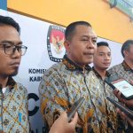 Ketua KPU Lamongan, Mahrus Ali (Kedua Kiri)