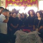 Panglima Kodam I Bukit Barisan Letjen Mochammad Hasan saat memberi hormat ke jenazah Raden Barus (61) di Desa Selamat, Kecamatan Sibiru-biru, Kabupaten Deli Serdang pada Minggu (10/11/2024). Sumber foto : Kompas.com