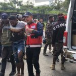 Salah satu korban luka ditolong aparat keamanan saat kericuhan yang terjadi dalam gelaran Pilkada 2024 di Puncak Jaya, Papua. Sumber Foto ; ANTARA
