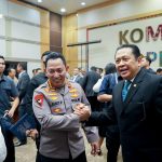 Anggota Komisi III DPR RI Fraksi Partai Golkar, Bambang Soesatyo, menyalami Kapolri Sigit Listyo, dalam Rapat Kerja Komisi III dengan Kapolri beserta jajarannya di