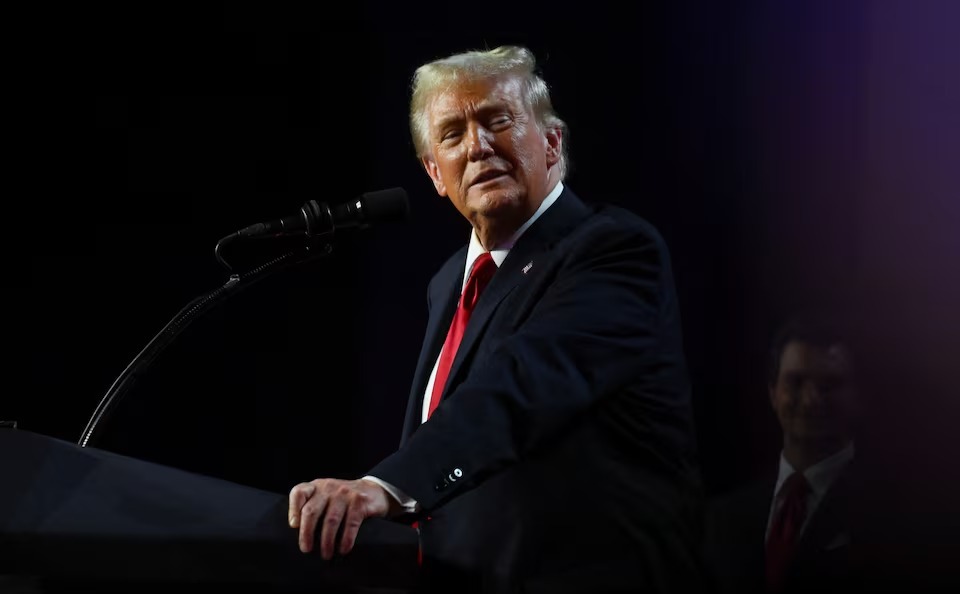 Calon presiden dari Partai Republik dan mantan Presiden AS Donald Trump naik ke panggung setelah hasil awal pemilihan presiden AS 2024 di Palm Beach County Convention Center, West Palm Beach, Florida, AS, 6 November 2024. REUTERS/Callaghan O'Hare