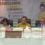 Ketua Fraksi Partai Golkar DPR RI, M. Sarmuji (tengah),