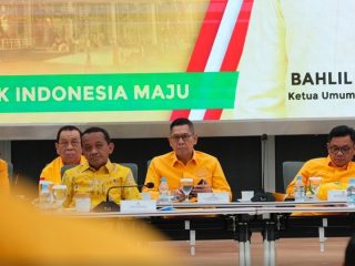 Bahlil Lahadalia didampinggi beberapa jajaran pengurus DPP Partai Golkar dalam Rapat Pleno Perdana Partai Golkar yang digelar di Sekretariat DPP Partai Golkar, Jakarta pada Rabu (13/11/2024) malam. Sumber foto : Instagram Adies Kadir.