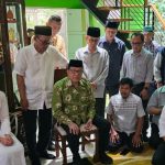 Akbar Tanjung 9Mantan Ketua Umum Partai Golkar dan Ketua Umum PB HMI Periode 1971-1974) saat melayat ke rumah duka Kholis Malik. Sumber foto : Istimewa