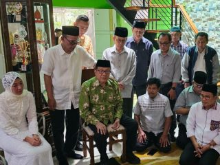 Akbar Tanjung 9Mantan Ketua Umum Partai Golkar dan Ketua Umum PB HMI Periode 1971-1974) saat melayat ke rumah duka Kholis Malik. Sumber foto : Istimewa