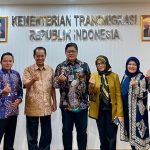 Rektor UICI Prof. Dr. Laode M. Kamaluddin, MSc., Meng., bersama Wakil Rektor Lely Pelitasari Soebekty, berfoto bersama dengan Wamentrans Viva Yoga Mauladi di Ruang Kerja Wamen Trans, Jakarta, Jumat (22/11/2024).