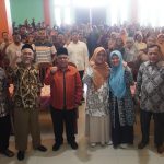 Meitri Citra Wardani, Anggota DPR RI Fraksi PKS, berpose bersama para peserta kegiatan sosialisasi empat pilar di di Madiun Jawa Timur pada Minggu (24/11/2024) kemarin.