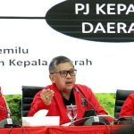 Hasto Kristiyanto (Sekjen PDIP) ditemani Ahmad Basarah (Kanan) dan Djarot Syaiful Hidayat (Kiri) pada Konferensi Pers DPP PDIP menyikapi hasil Pilkada Serentak 2024 kemarin di Sekretariat DPP PDIP Perjuangan, Menteng Jakarta, Jum'at (29/11/2024)
