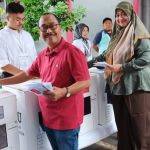 Pemilih saat gunakan hak pilihnya untuk berfoto ria. Sumber foto : Dwiki Setiyawan