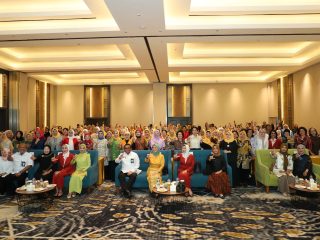 Perempuan Berperan Membangun Budaya Literasi di Keluarga