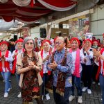 Anggota Komisi IX DPR RI, Indah Kurnia, bersama Sekretaris Jenderal Kementerian Ketenagakerjaan, Anwar Sanusi, saat mengunjungi Plant Rungkut 2 milik PT HM Sampoerna Tbk. di Surabaya, Jum'at (29/11/2024)