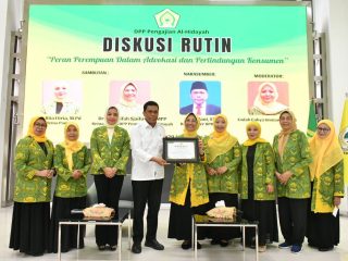 Hetifah Sjaifudian (Lima dari Kanan) dan Jailani, Komisiober BPKN (Empat dari Kiri) dalam diskusi rutin DPP Pengajian Al-Hidayah yang digelar di Aula DPP Partai Golkar pada Jum'at (29/11/2024).