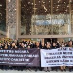 Aksi Unjuk Rasa ASN Kementerian Pendidikan Tinggi, Sains dan Teknologi mendesak Mendikti, Prof.Satryo Sumantri, untuk turun dari jabatan menteri pada Senin (20/1/2025).