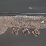 Pagar Laut di Pesisir Bekasi tampak dari atas. Sebelumnya, pagar laut misterius juga ditemukan di Tangerang. Pagar laut membentang sepanjang 30 Kilometer di Perairan Tangerang. Sumber foto : ANTARA/Fakhri Hermansyah.