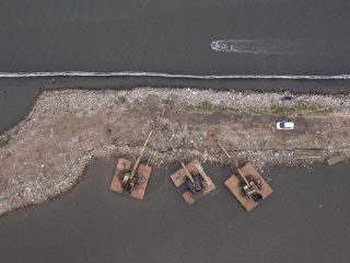 Pagar Laut di Pesisir Bekasi tampak dari atas. Sebelumnya, pagar laut misterius juga ditemukan di Tangerang. Pagar laut membentang sepanjang 30 Kilometer di Perairan Tangerang. Sumber foto : ANTARA/Fakhri Hermansyah.