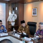 Wamen Transmigrasi Viva Yoga Mauladi (kiri) dalam pertemuan Kementerian Transmigrasi (Kementrans) dan Kementerian Pendidikan Tinggi, Sains, dan Teknologi (Kemdiktisaintek) di Jakarta pada Jum'at (17/1/2025) kemarin