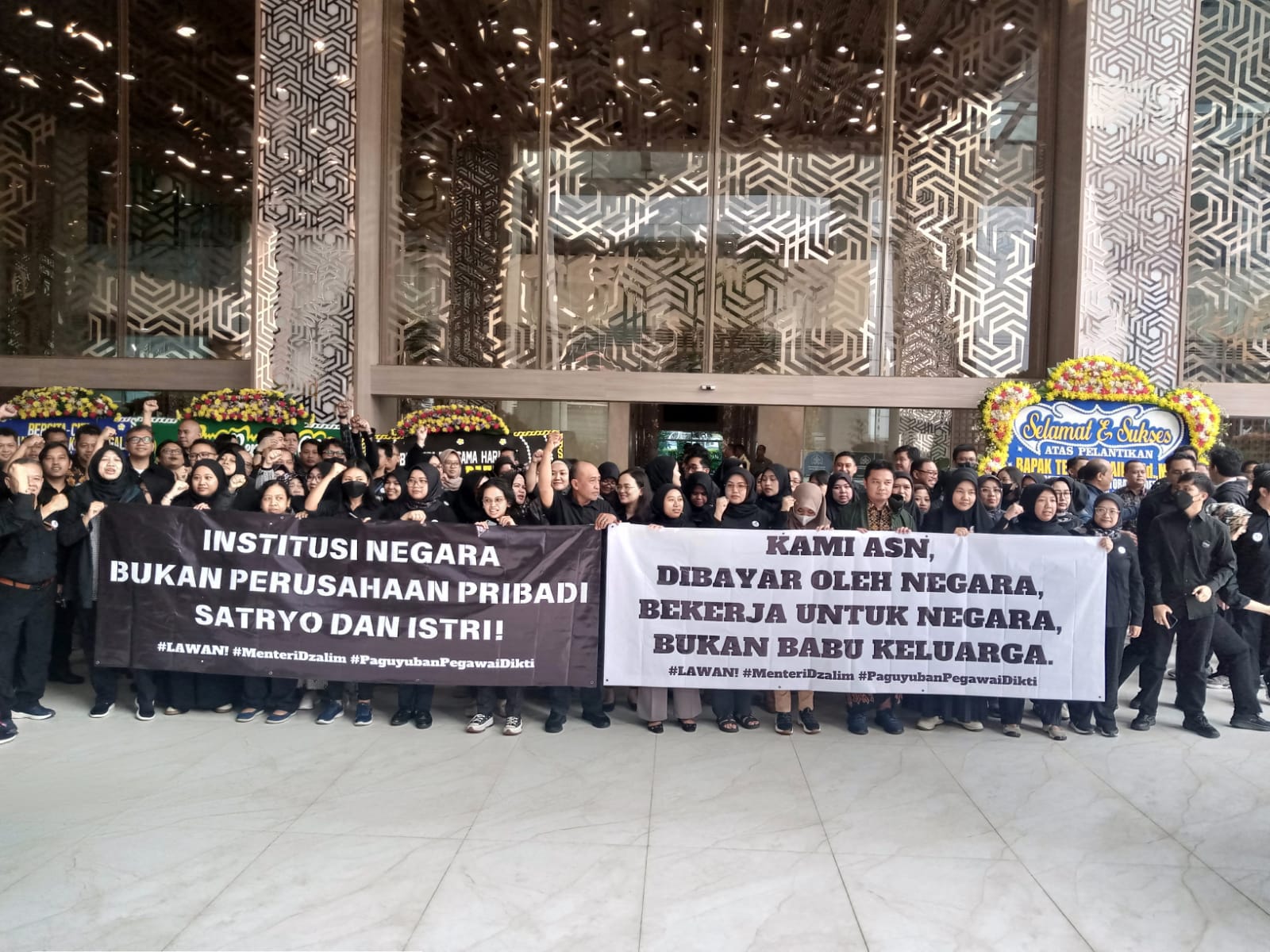 Aksi Unjuk Rasa ASN Kemendikti Saintek pada Senin (20/1/2025). Sumber foto : KOMPAS.