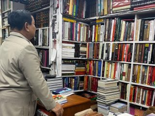 Di Tengah Kunjungan Kenegaraan, Presiden Prabowo Borong Buku di New Delhi