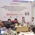 Miftahul Arifin, Koordinator Nasional Kawal Pemilu dan Demokrasi (dua dari kanan) dalam suatu acara di Jakarta.