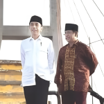 Ketua Umum DPP IKAMA, H.Muhammad Rawi (kanan) bersama Presiden Jokowi saat meresmikan Tol Suramadu Jawa Timur. Sumber foto : istimewa.