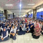Founder Jendela Pendidikan Nusantara (JPN) Julia Putri Noor saat foto bersama dengan siswa-siswi SMPN 18 Tangerang Selatan seusai Kegiatan Seminar dan Sosialisasi Pencegahan Bahaya Kenakalan Remaja : Bully, Narkoba, Kekerasan Anak dan LGBT di SMP Negeri 18 Tangerang Selatan pada Kamis (30/01/2025). Sumber foto : Istimewa.