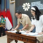 Penandatanganan Nota Kesepahaman antara Menteri Kemendukbangga/Kepala BKKBN, Wihaji, dengan Menteri Pelindungan Pekerja Migran Indonesia/BP2MI, Abdul Kadir Karding, pada Kamis (06/03/2025), di Aula K.H. Abdurrahman Wahid, Gedung KPPMI/BP2MI Lt 1, Jl MT. Haryono Kav 52, Pancoran, Jakarta Selatan.