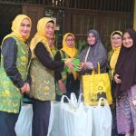 Pengurus DPP Pengajian Al-Hidayah dalam acara "Pembagian paket " bagi warga kurang mampu.
