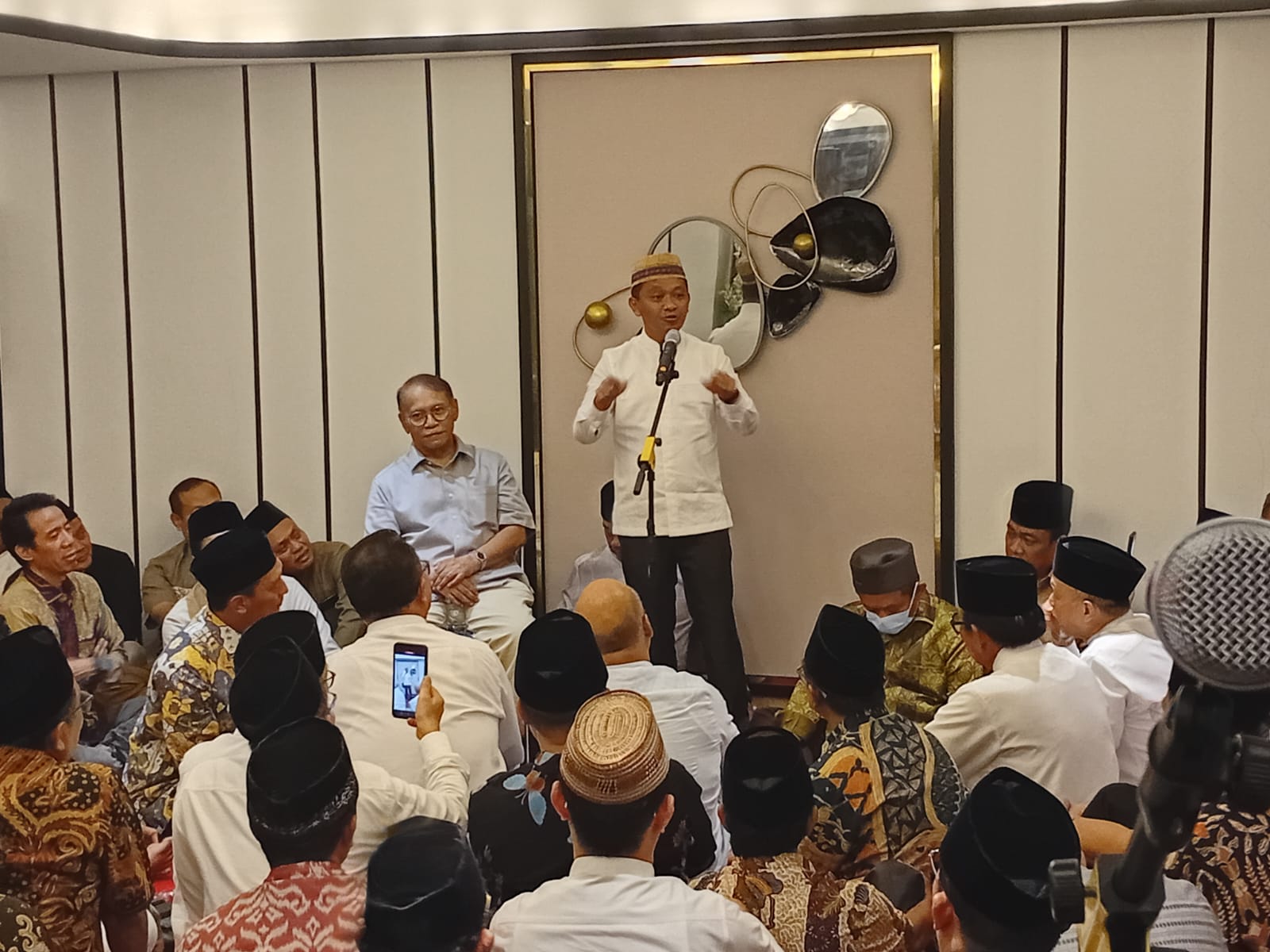 Bahlil Lahadalia (Menteri ESDM) dalam acara Silaturahmi dan Buka Puasa Bersama KAHMI yang digelar di Jakarta pada Rabu (13/3/2025).