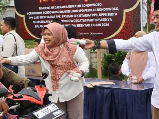 KPU Bondowoso Pererat Silaturahmi dengan Warga Lewat Aksi Berbagi Takjil