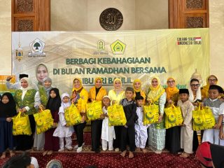 Dewan Pimpinan Pusat (DPP) Pengajian Al-Hidayah bersama DKM Masjid Ainul Hikmah DPP Partai Golkar menggelar kegiatan sosial bertajuk "Berbagi Kebahagiaan Bersama Ibu Sri Suparni Bahlil" yang digelar di Masjid Ainul Hikmah DPP Partai Golkar di Slipi Jakarta pada Sabtu (15/3/2025)